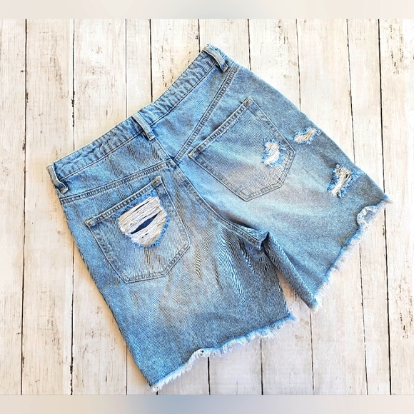 Madden NYC Lightwash Blue Denim Jean Bermuda Shorts Distressed Bottoms Size 7 - Picture 2 of 11